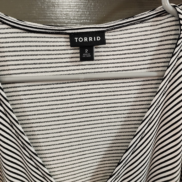 Torrid Plus Size 2 - Studio Crepe V-neck Puff Sleeve Top - Black & White Stripes - Picture 8 of 10